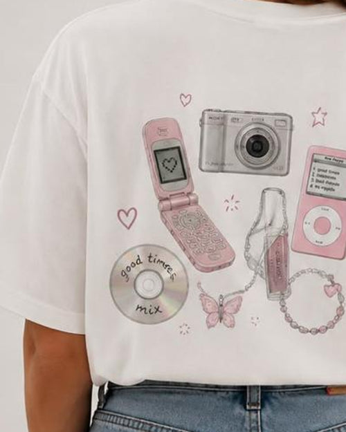 Costas da camiseta branca com celular flip, câmera digital, iPod e CD ilustrados