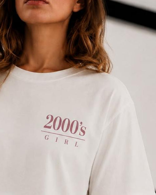Frente da camiseta branca com o logo 2000's Girl no peito esquerdo