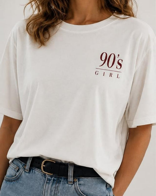Camiseta branca 90's Girl vista de frente, com logo no peito esquerdo