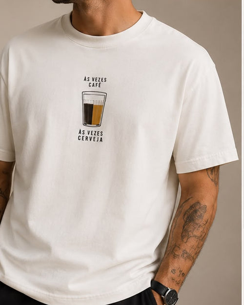 Camiseta branca com copo americano estampado no peito e a frase Às vezes café, às vezes cerveja