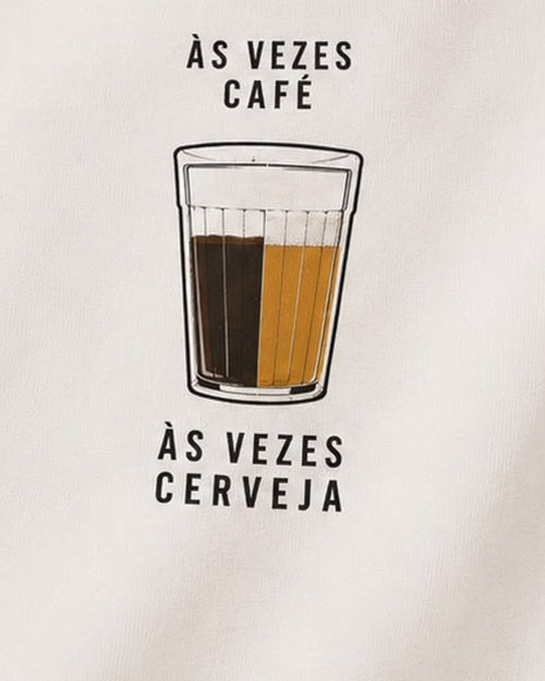 Close da estampa: copo dividido entre café e cerveja