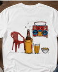 Costas da camiseta branca com cadeira de plástico, cerveja e rádio ilustrados