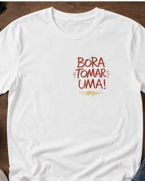 Frente da camiseta branca com a estampa Bora Tomar Uma no peito