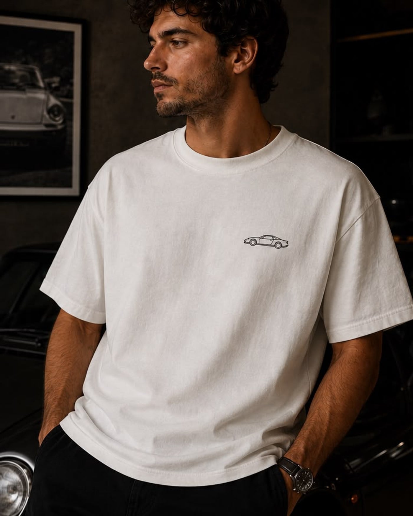 Camiseta branca Carros vista de frente, com silhueta de carro esportivo no peito esquerdo