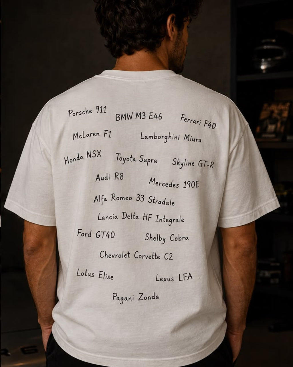 Costas da camiseta Carros com a lista de modelos clássicos impressa