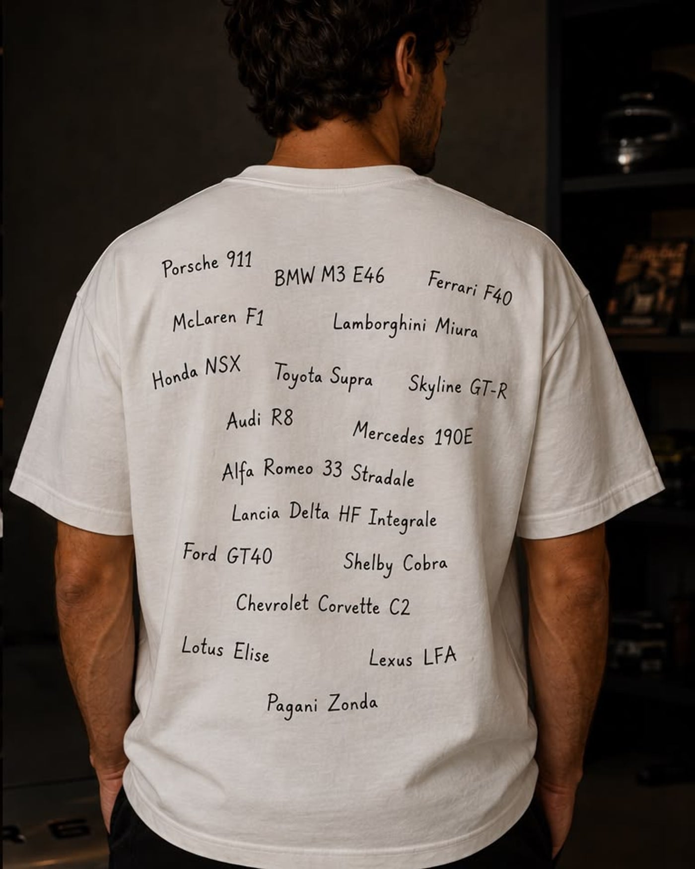 Costas da camiseta Carros com a lista de modelos clássicos impressa