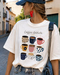 Camiseta branca Coffee Addicts com xícaras ilustradas