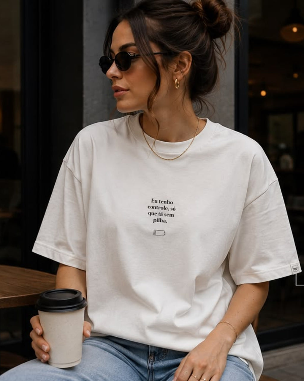 Camiseta offwhite Eu Tenho Controle vestida, segunda foto de caimento