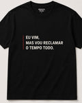 Camiseta preta com a frase Eu vim, mas vou reclamar o tempo todo em off-white e barra vermelha
