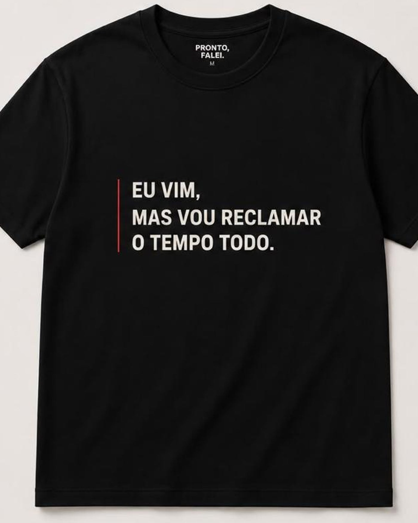 Camiseta preta com a frase Eu vim, mas vou reclamar o tempo todo em off-white e barra vermelha