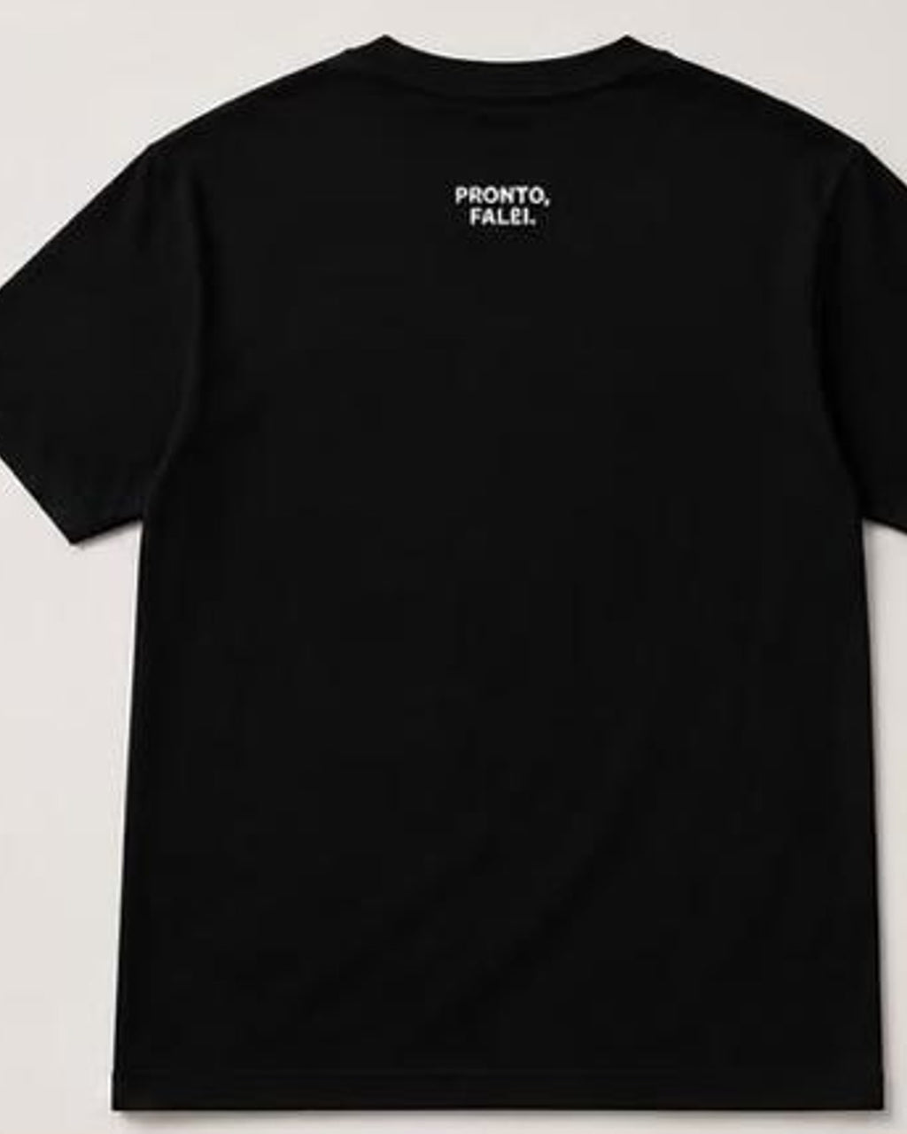 Costas da camiseta preta com a assinatura discreta Pronto, Falei.