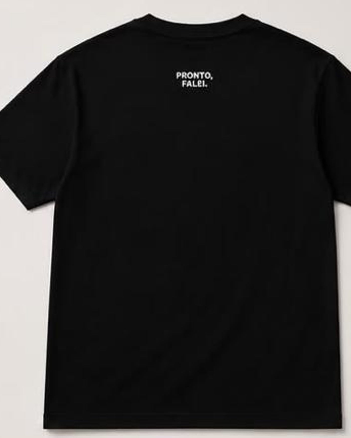 Costas da camiseta preta com a assinatura discreta Pronto, Falei.