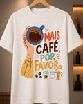 Camiseta offwhite com estampa grande Mais Café Por Favor na frente