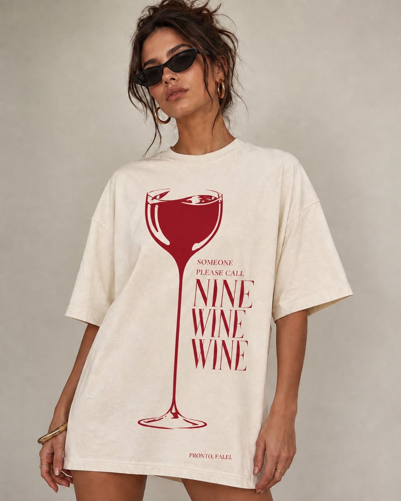 Camiseta offwhite Nine Wine com taça alongada estampada na frente