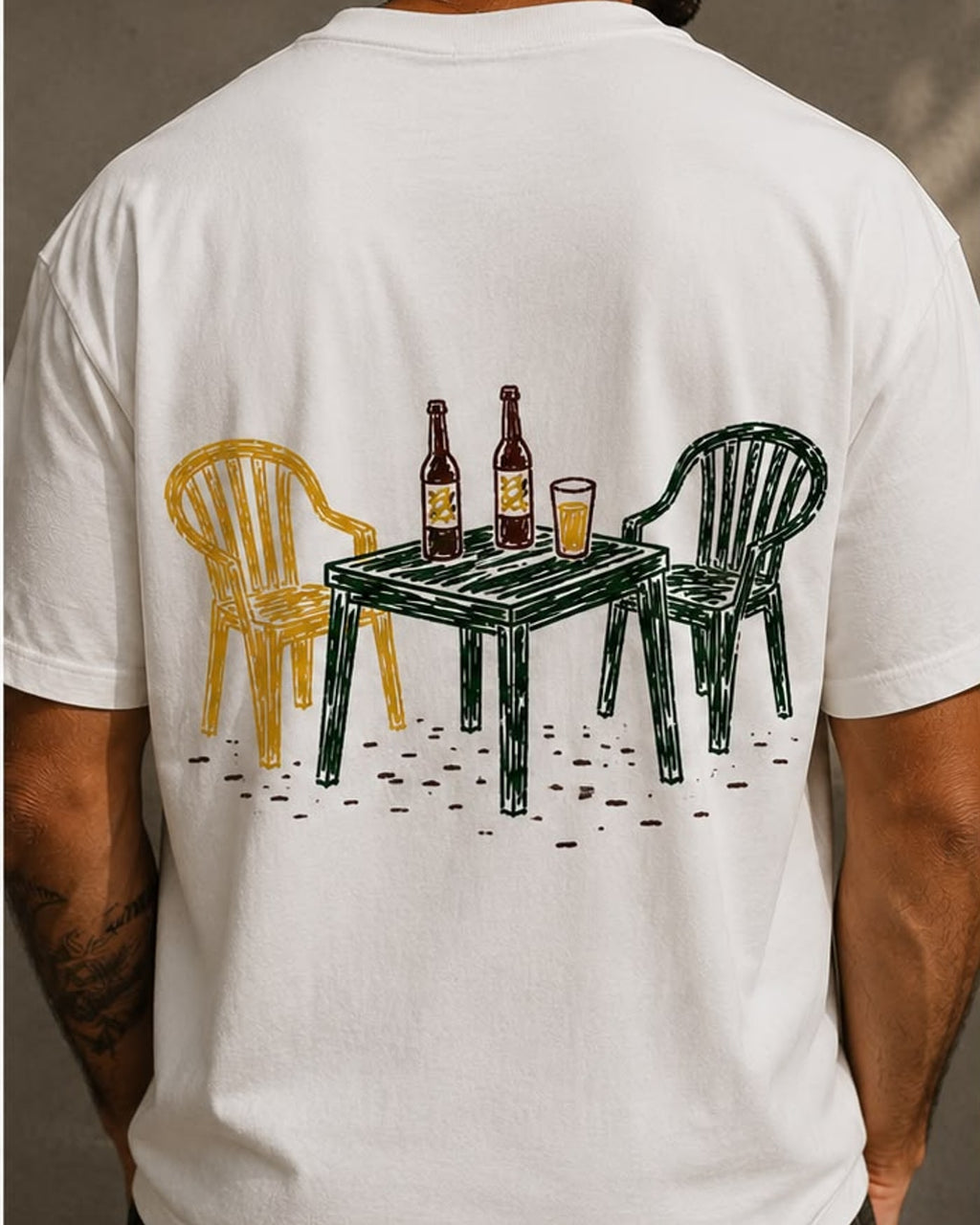 Costas da camiseta branca com ilustração de mesa e cadeiras de plástico com cerveja