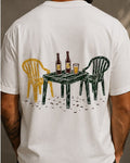 Costas da camiseta branca com ilustração de mesa e cadeiras de plástico com cerveja
