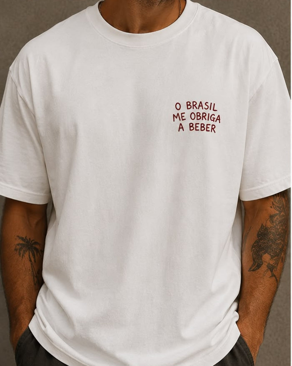 Frente da camiseta branca com a frase O Brasil me obriga a beber no peito esquerdo