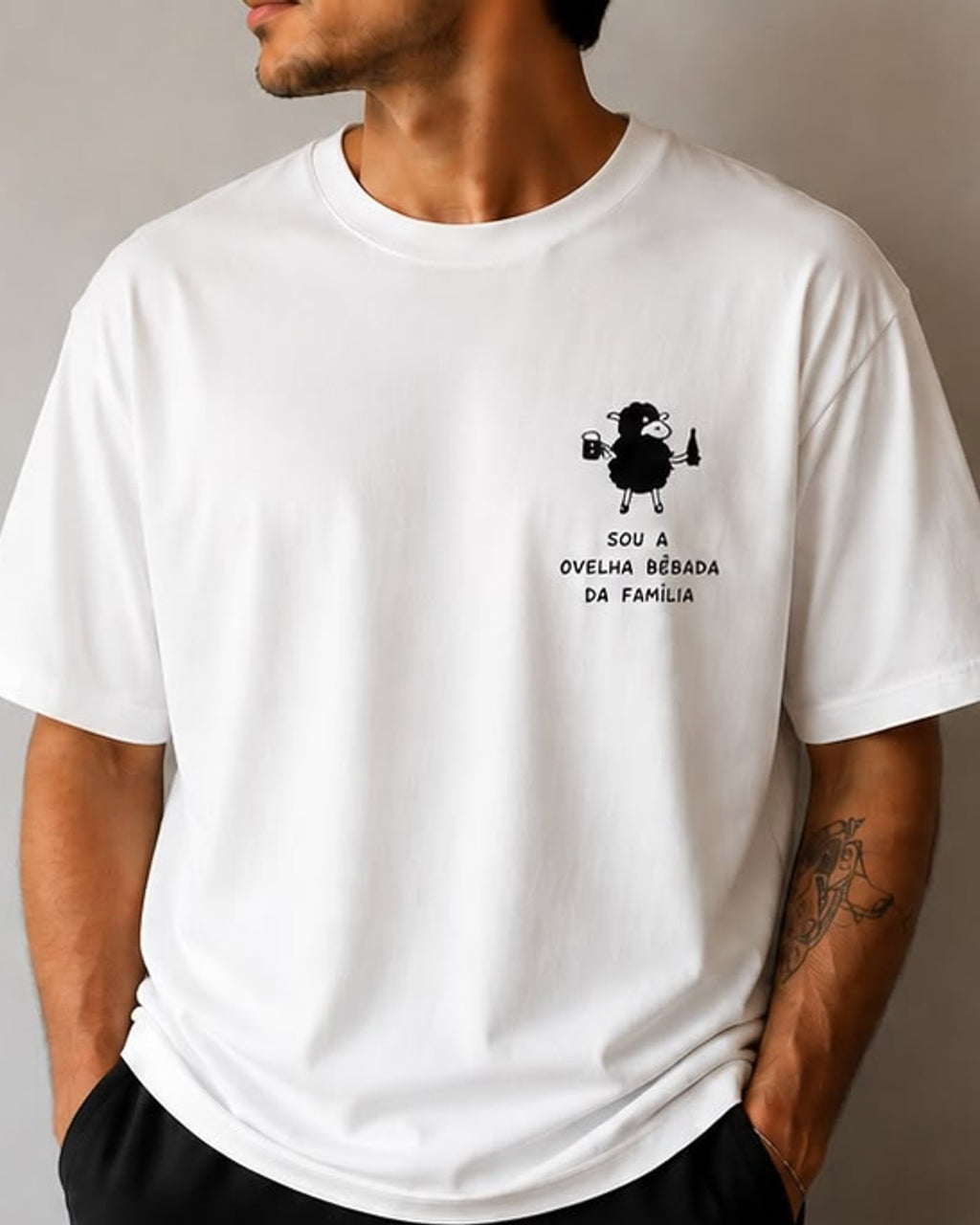 Camiseta branca com a estampa Sou a ovelha bêbada da família no peito esquerdo