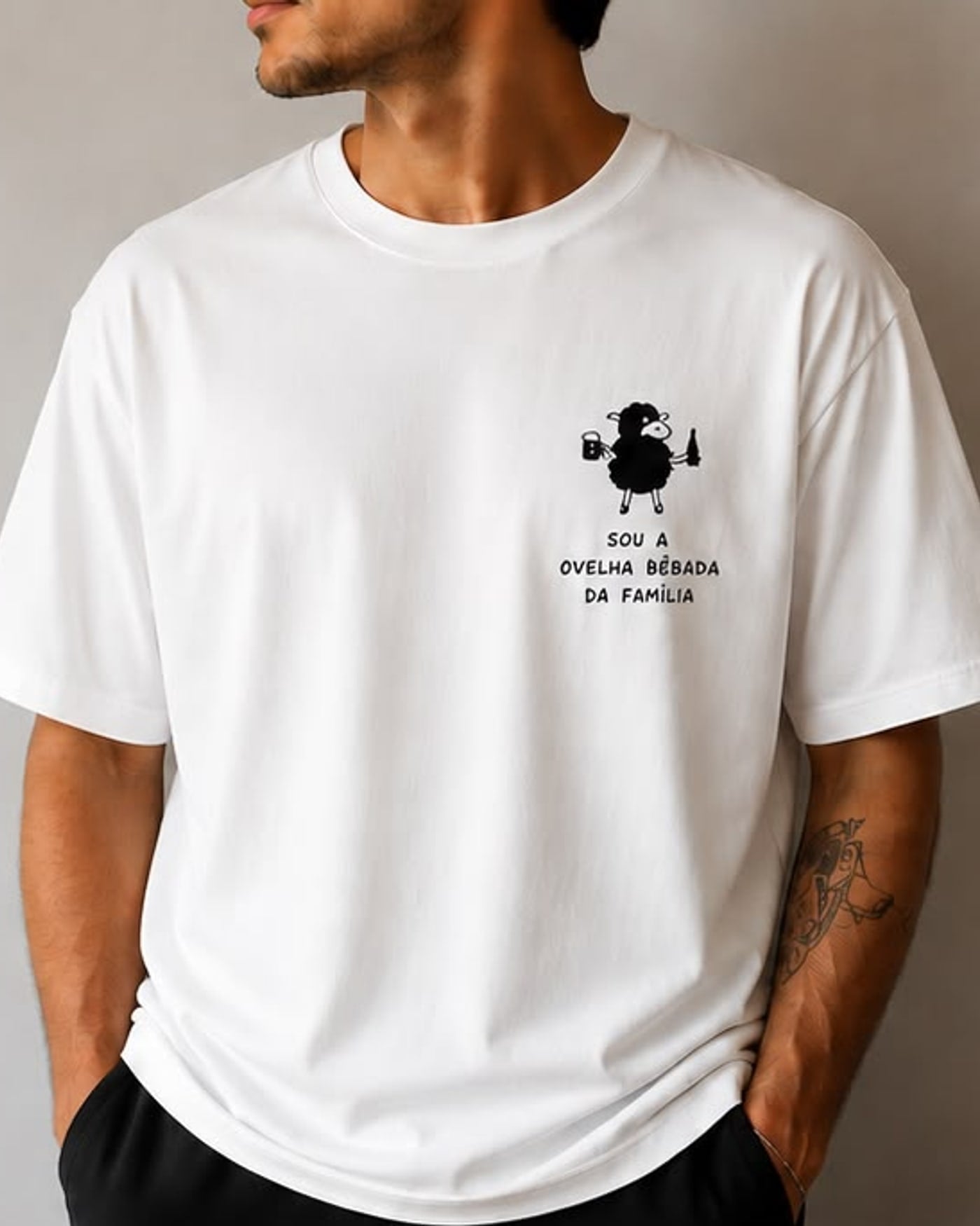 Camiseta branca com a estampa Sou a ovelha bêbada da família no peito esquerdo