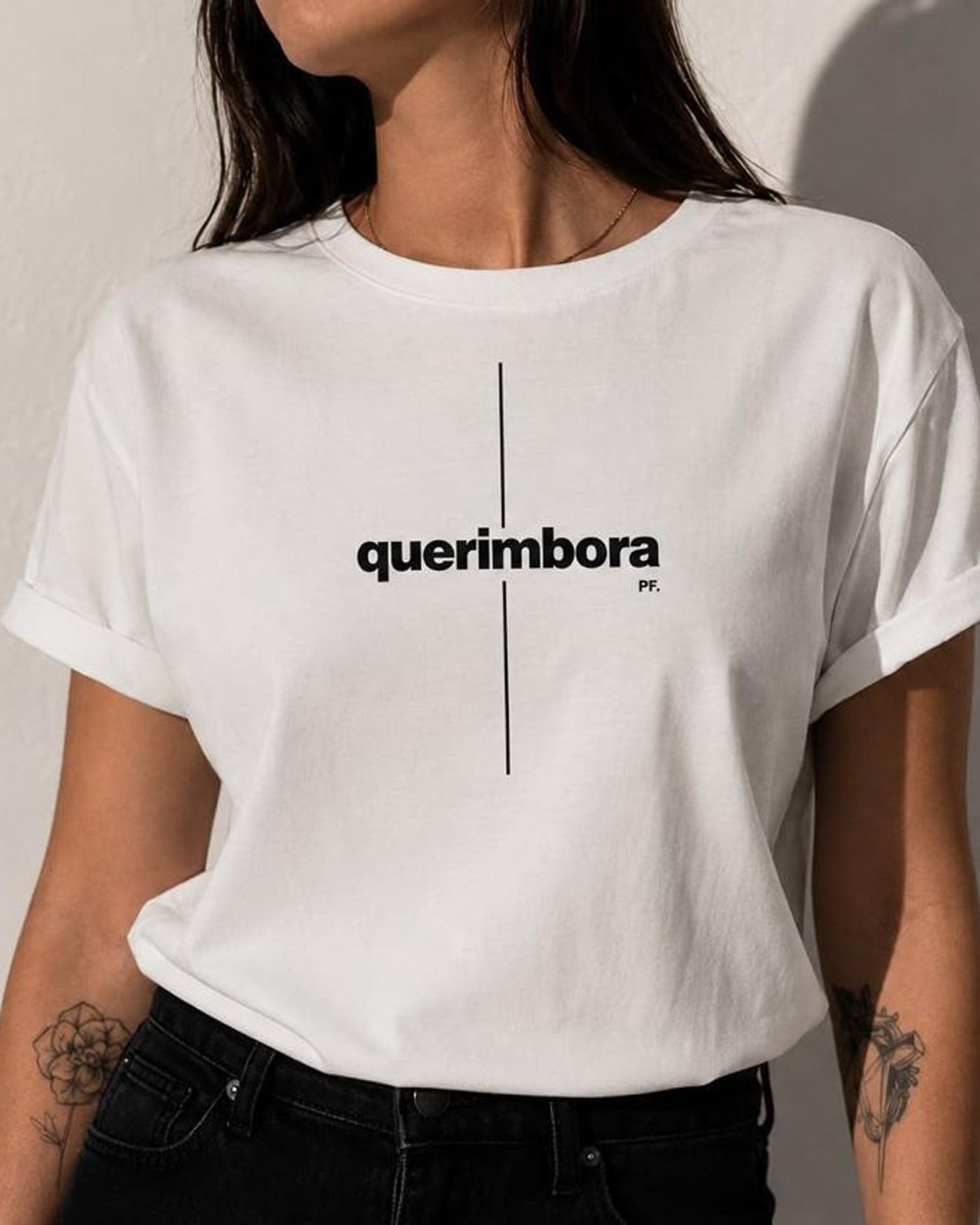Camiseta branca Querimbora vista de frente, estampa central com a palavra querimbora