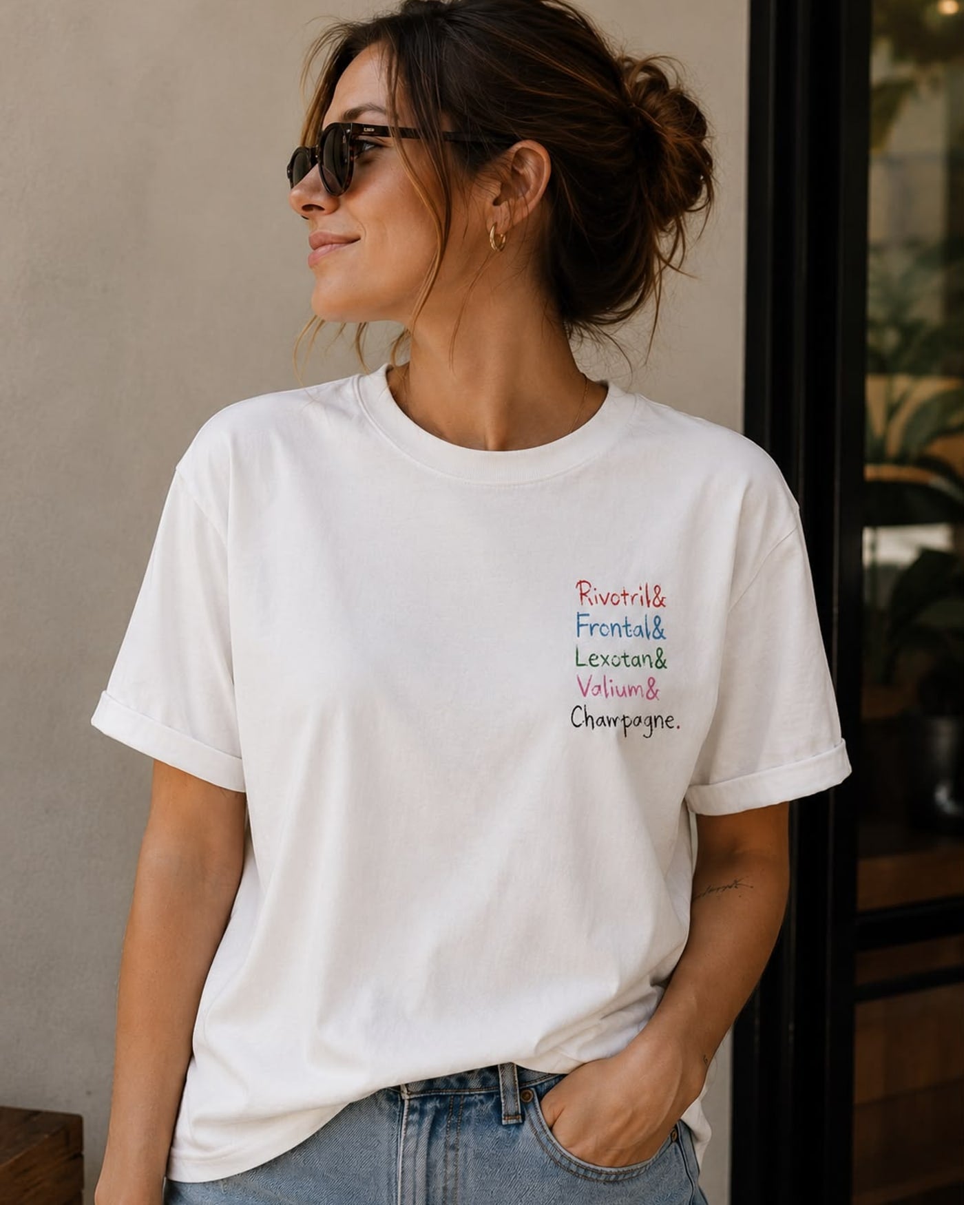 Camiseta branca com estampa colorida Rivotril Champagne no peito esquerdo