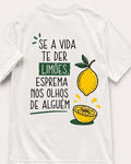 Costas da camiseta offwhite com a frase Se a vida te der limões, esprema nos olhos de alguém e ilustração de limão