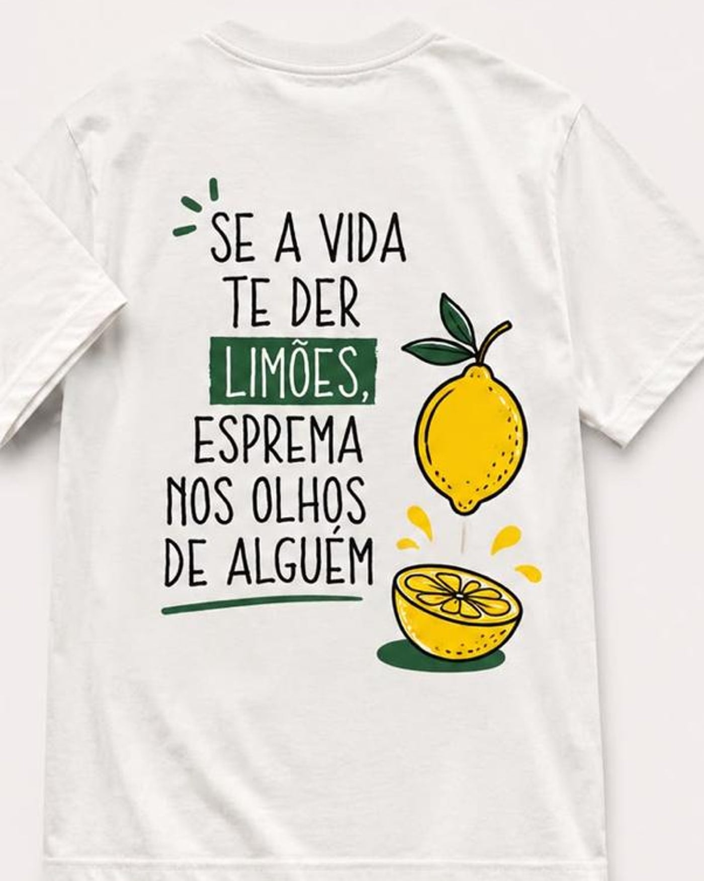 Costas da camiseta offwhite com a frase Se a vida te der limões, esprema nos olhos de alguém e ilustração de limão