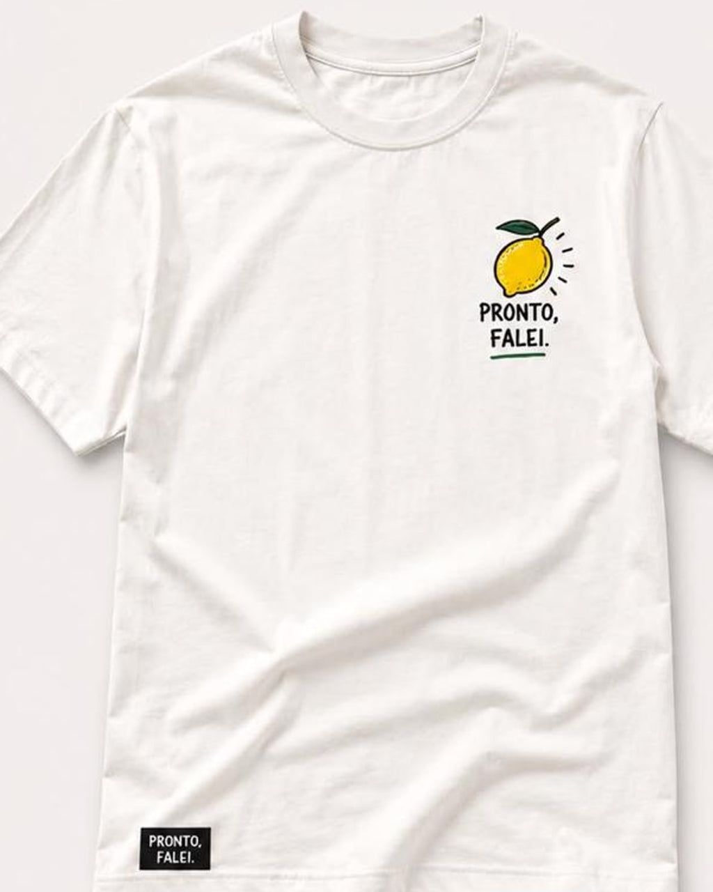 Frente da camiseta offwhite com limão pequeno estampado no peito esquerdo