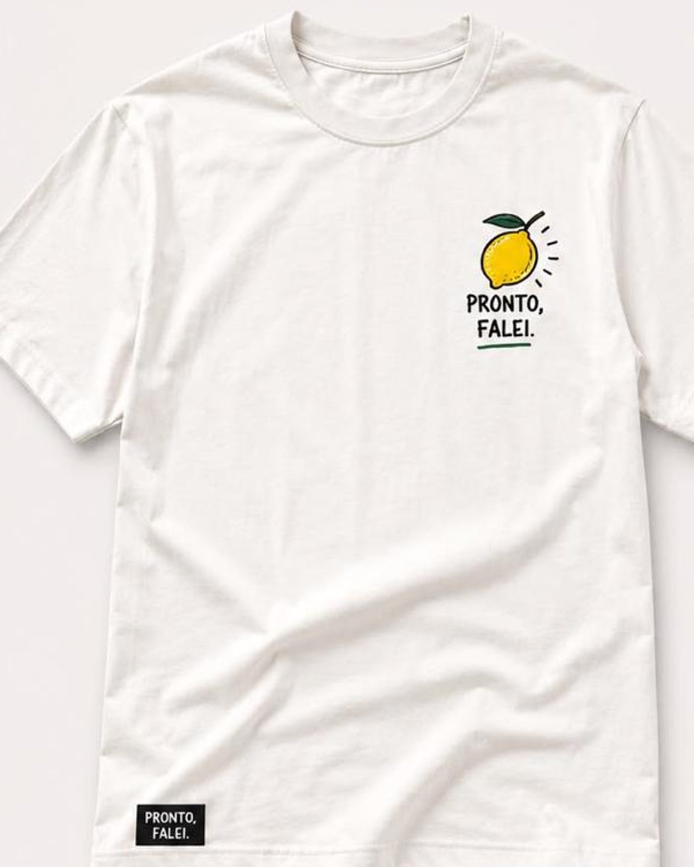 Frente da camiseta offwhite com limão pequeno estampado no peito esquerdo