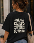 Costas da camiseta preta com a frase Você está certo, errado sou eu que estou ouvindo