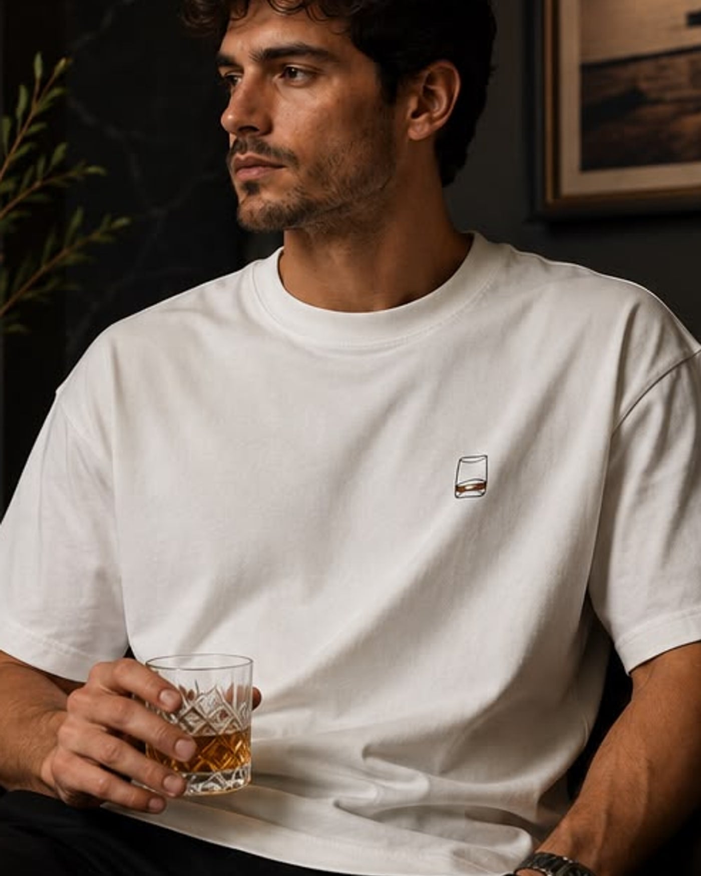 Frente da camiseta offwhite com copo de whisky bordado no peito